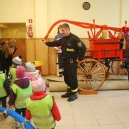 Bunnies na wycieczce w Jednostce Gaśniczo-Pożarniczej Straży Pożarnej